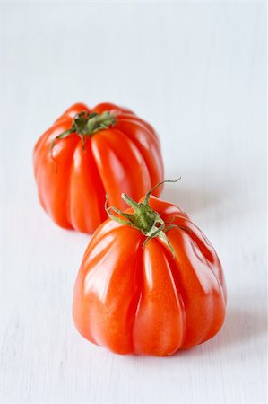 Two heirloom tomatoes on a white wooden board. Foto de stock - Super Valor sin royalties y Suscripción, Código: 400-04393861