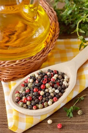 simsearch:400-04393618,k - Colorful peppercorns on a wooden spoon. Foto de stock - Royalty-Free Super Valor e Assinatura, Número: 400-04393879