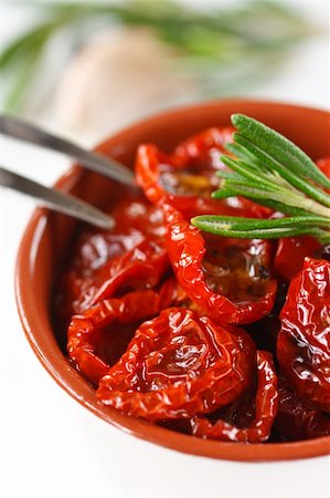 sonnengetrocknet - Dried tomatoes with olive oil and spices. Stockbilder - Microstock & Abonnement, Bildnummer: 400-04393923