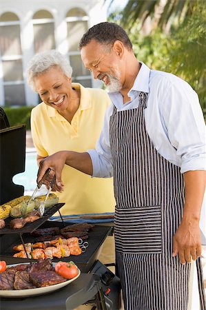 Couple Cooking On A Barbeque Foto de stock - Super Valor sin royalties y Suscripción, Código: 400-04404141