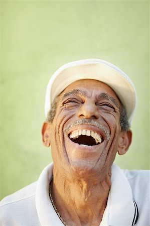 simsearch:400-06698765,k - portrait of senior hispanic man with white hat looking up against green wall and smiling. Vertical shape, copy space Foto de stock - Super Valor sin royalties y Suscripción, Código: 400-04404910