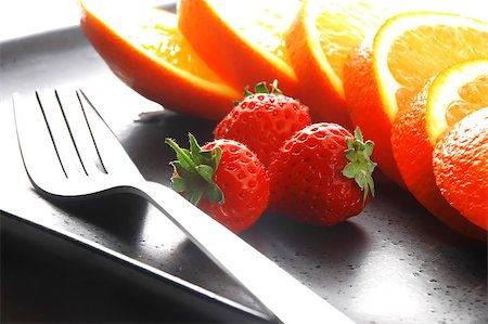 simsearch:400-04524035,k - orange & strawberries on a plate on white background Foto de stock - Super Valor sin royalties y Suscripción, Código: 400-04404996