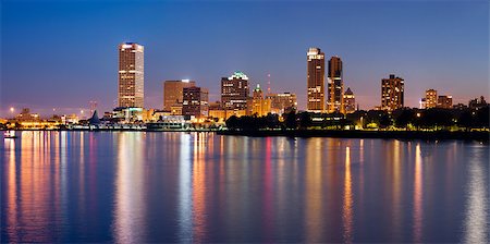 simsearch:400-05375377,k - Image of Milwaukee skyline at twilight with city reflection in lake Michigan. Photographie de stock - Aubaine LD & Abonnement, Code: 400-04405144