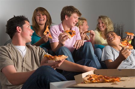 pizza and group - Teenagers Having Fun And Eating Pizza Foto de stock - Super Valor sin royalties y Suscripción, Código: 400-04405742