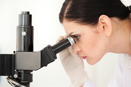 simsearch:400-05670345,k - Scientist looking through a microscope in a lab Photographie de stock - Aubaine LD & Abonnement, Code: 400-04405891