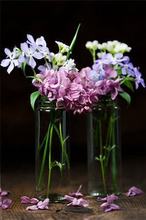 simsearch:400-04406240,k - Beautiful spring flowers in a vase on wooden background Stock Photo - Budget Royalty-Free & Subscription, Code: 400-04406244