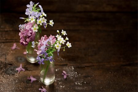simsearch:400-04406240,k - Beautiful spring flowers in a vase on wooden background Stock Photo - Budget Royalty-Free & Subscription, Code: 400-04406245
