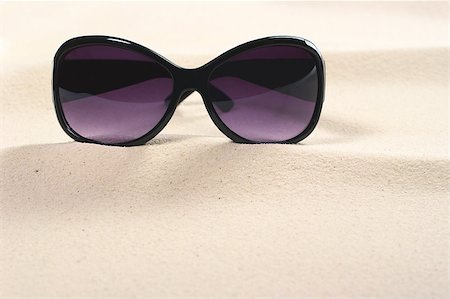 simsearch:400-05097850,k - Purple colored sunglasses on sand dunes with copy space (Selective Focus, Focus on the sunglasses) Stockbilder - Microstock & Abonnement, Bildnummer: 400-04406462