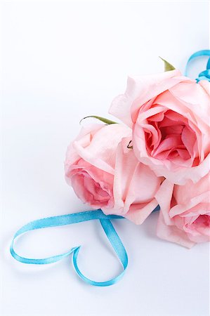 simsearch:400-03993545,k - A bouquet of roses with ribbon in heart shape Photographie de stock - Aubaine LD & Abonnement, Code: 400-04406534