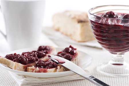 simsearch:622-08123047,k - Breakfast of cherry jam on toast Stockbilder - Microstock & Abonnement, Bildnummer: 400-04406570