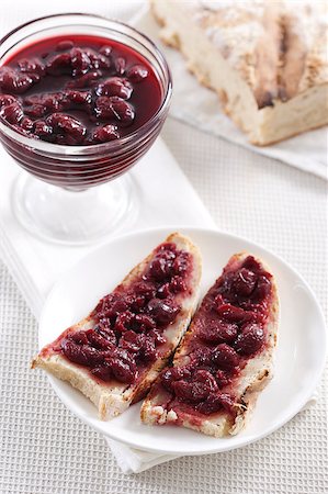 simsearch:400-08071201,k - Breakfast of cherry jam on toast Photographie de stock - Aubaine LD & Abonnement, Code: 400-04406571