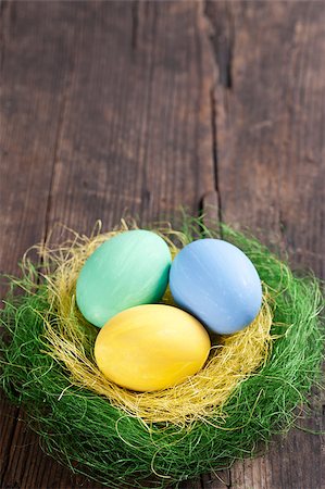 simsearch:400-07422530,k - Colorful easter eggs in nest on wooden background Fotografie stock - Microstock e Abbonamento, Codice: 400-04406605