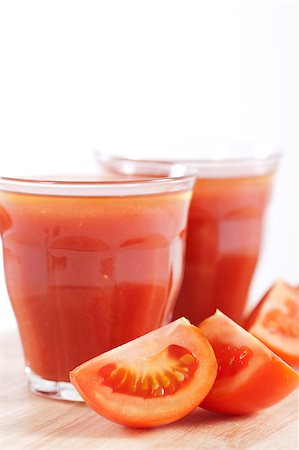 simsearch:400-05911768,k - Fresh tomatoes and two glasses full of tomato juice Photographie de stock - Aubaine LD & Abonnement, Code: 400-04406705