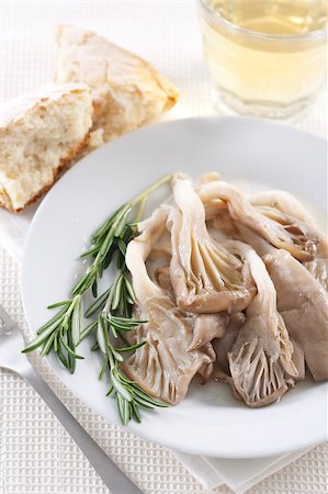 simsearch:400-04997357,k - Oyster mushrooms fried in olive oil with rosemary Photographie de stock - Aubaine LD & Abonnement, Code: 400-04406715