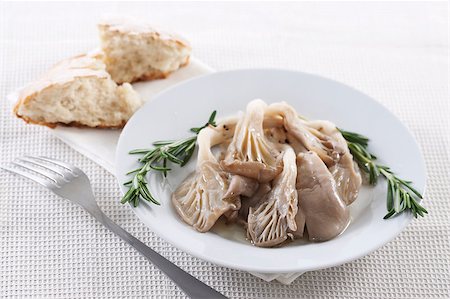 simsearch:400-04997357,k - Oyster mushrooms fried in olive oil with rosemary Photographie de stock - Aubaine LD & Abonnement, Code: 400-04406717