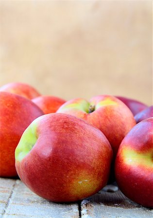 simsearch:400-07675974,k - Fresh ripe red peaches on a wooden table Stock Photo - Budget Royalty-Free & Subscription, Code: 400-04407370
