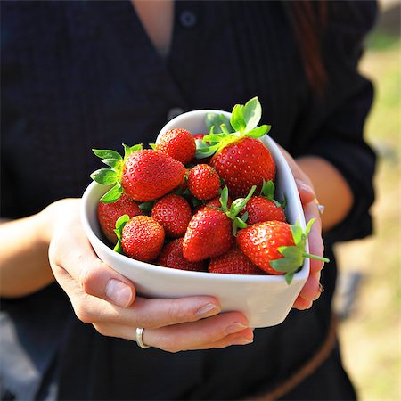 ripe strawberry farm - strawberry in heart shape bowl with hand Stock Photo - Budget Royalty-Free & Subscription, Code: 400-04407695