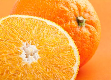 simsearch:400-04293426,k - Closeup of ripe orange and its half Fotografie stock - Microstock e Abbonamento, Codice: 400-04408156