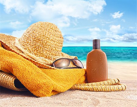 simsearch:400-06203348,k - Suntan lotion, straw hat with towel at the beach Foto de stock - Super Valor sin royalties y Suscripción, Código: 400-04408694