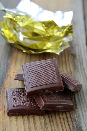 scherbe - chocolate with a shiny open gold cover Stockbilder - Microstock & Abonnement, Bildnummer: 400-04409498