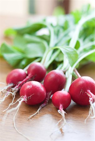 simsearch:400-07422782,k - Bunch of fresh radishes on a wooden table Photographie de stock - Aubaine LD & Abonnement, Code: 400-04409560