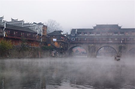 simsearch:400-04280864,k - China river landscape with boat, bridge and ancient building in Fenghuang county, Hunan province, China Foto de stock - Super Valor sin royalties y Suscripción, Código: 400-04409638