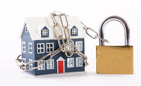 House secured with chain and padlock on a white background Foto de stock - Royalty-Free Super Valor e Assinatura, Número: 400-04409820