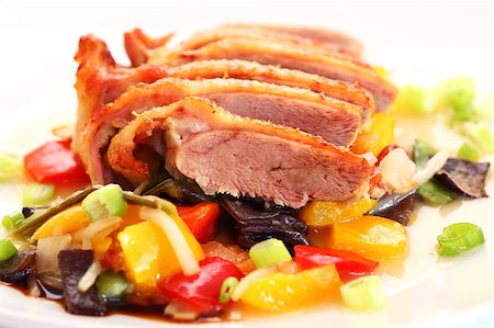 simsearch:400-07293683,k - Delicious roasted duck on vegetables Stockbilder - Microstock & Abonnement, Bildnummer: 400-04409930