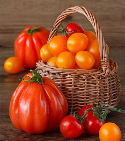 Fresh garden tomatoes in a wicker basket. Photographie de stock - Aubaine LD & Abonnement, Code: 400-04409941