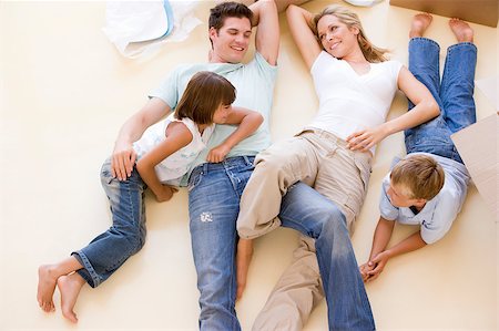 simsearch:400-04047615,k - Family lying on floor by open boxes in new home smiling Foto de stock - Super Valor sin royalties y Suscripción, Código: 400-04400790