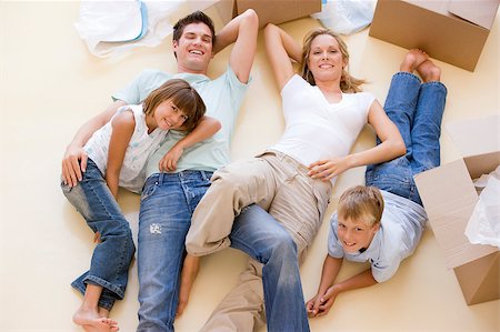 simsearch:400-04047615,k - Family lying on floor by open boxes in new home smiling Foto de stock - Super Valor sin royalties y Suscripción, Código: 400-04400791