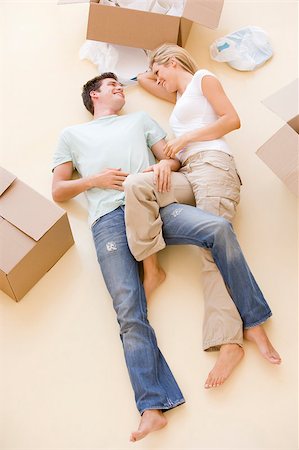 simsearch:400-04047615,k - Couple lying on floor by open boxes in new home smiling Foto de stock - Super Valor sin royalties y Suscripción, Código: 400-04400793
