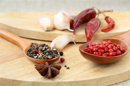 simsearch:400-05054498,k - spices - red and black pepper, chili and garlic on a wooden background Foto de stock - Super Valor sin royalties y Suscripción, Código: 400-04401298