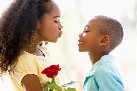 Young boy giving young girl rose and smiling Foto de stock - Super Valor sin royalties y Suscripción, Código: 400-04401521