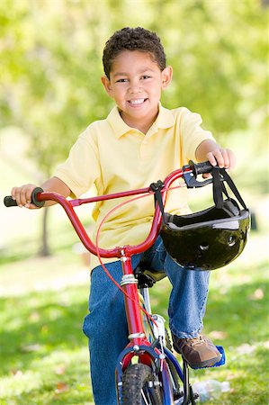 simsearch:400-04402106,k - Young boy on bicycle outdoors smiling Fotografie stock - Microstock e Abbonamento, Codice: 400-04402042