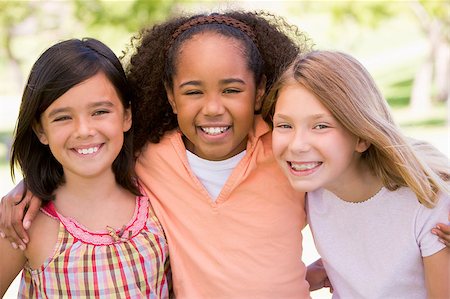 simsearch:400-04402106,k - Three young girl friends outdoors smiling Fotografie stock - Microstock e Abbonamento, Codice: 400-04402085