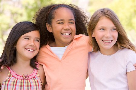 simsearch:400-04402106,k - Three young girl friends outdoors smiling Fotografie stock - Microstock e Abbonamento, Codice: 400-04402086