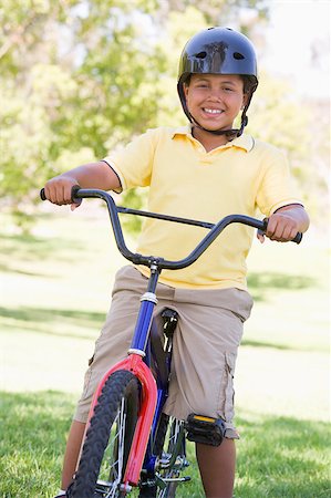 simsearch:400-04402100,k - Young boy on bicycle outdoors smiling Stock Photo - Budget Royalty-Free & Subscription, Code: 400-04402090