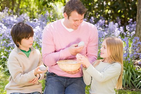 simsearch:400-04042848,k - Father and two young children on Easter looking for eggs outdoor Fotografie stock - Microstock e Abbonamento, Codice: 400-04402145