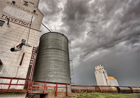 Prairie Grain Elevator in Saskatchewan Canada with storm clouds Photographie de stock - Aubaine LD & Abonnement, Code: 400-04402396