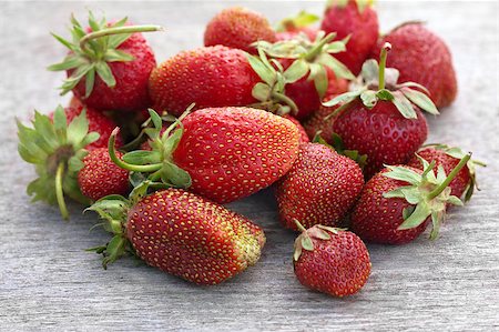 simsearch:400-07101870,k - Red ripe strawberries on old wooden table Stockbilder - Microstock & Abonnement, Bildnummer: 400-04402577