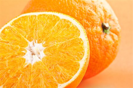 simsearch:400-04293426,k - Closeup of ripe orange and its half Fotografie stock - Microstock e Abbonamento, Codice: 400-04402648