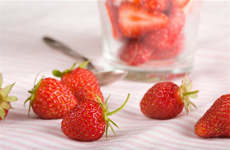 simsearch:400-08196051,k - Strawberries and dessert with cream in glass Foto de stock - Royalty-Free Super Valor e Assinatura, Número: 400-04402950