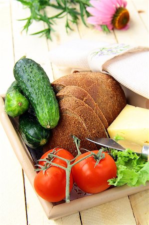 simsearch:400-05194830,k - Picnic basket, bread, cheese and vegetables Stockbilder - Microstock & Abonnement, Bildnummer: 400-04403201