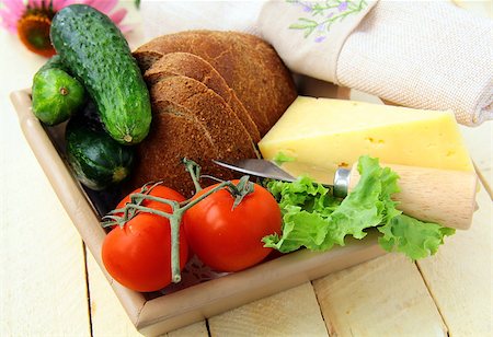 simsearch:400-05194830,k - Picnic basket, bread, cheese and vegetables Stockbilder - Microstock & Abonnement, Bildnummer: 400-04403202