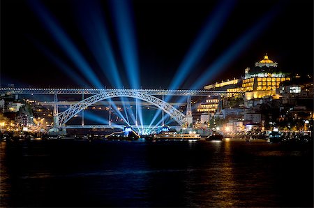 douro - Dom Luis I bridge at night, during a music concert and blue light rays on the dark sky and boats on the water. Foto de stock - Super Valor sin royalties y Suscripción, Código: 400-04403294