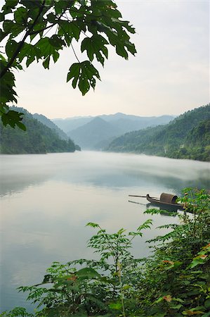 simsearch:400-09238153,k - Fishing boat on the foggy river, photo taken in hunan province of China Stockbilder - Microstock & Abonnement, Bildnummer: 400-04403337