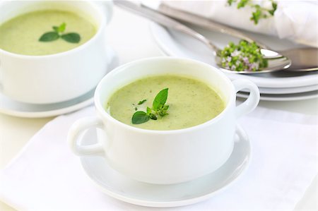 Soupe de brocolis aux herbes fraîches Photographie de stock - Aubaine LD & Abonnement, Code: 400-04403346