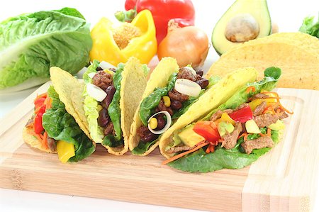 simsearch:400-04907477,k - Mexican tacos with beef, ground beef, lettuce, red kidney beans and corn, peppers and avocado Stockbilder - Microstock & Abonnement, Bildnummer: 400-04403836