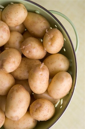 simsearch:400-04403904,k - New Potatoes In Colander Stockbilder - Microstock & Abonnement, Bildnummer: 400-04403885